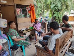 Suasana Lebaran Idul Fitri, Babinsa Laksanakan Komsos Untuk Jaga Harmonisasi Dengan Warga