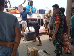 Arus Mudik Lebaran, Babinsa Koramil 15/Kk Atur Lalu Lintas Jalan Pelabuhan