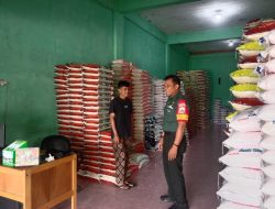Babinsa Serda Rinaldi helmi Sambangi Toko Sembako Pantau Ketersediaan Logistik