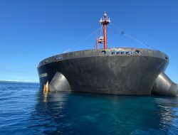 TNI AL Kerahkan KRI Mata Bongsang-873 Amankan Kapal Bocor di Raja Ampat