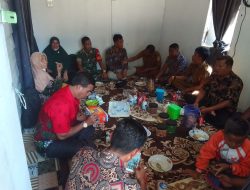 Masih Suasana Lebaran, Babinsa Langgam Silaturahmi di Rumah Kades Desa Binaan