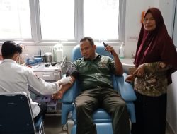 Lakukan Aksi Kemanusiaan, 2 Personil TNI Sumbangkankan Darah Kepada Warga Membutuhkan