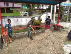 Babinsa Koramil 01/Bkn Bantu Pembuatan Halte Sekolah di Kampung Pancasila