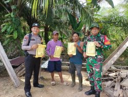 Babinsa Bersama Bhabinkamtibmas Laksanakan Sosialisasi Karhutla