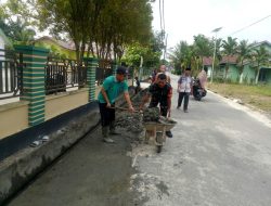 Serka Priyo, Babinsa Koramil 07/Kampar Bersama Warga Laksanakan Karya Bhakti Pembersihan di Seputaran Masjid