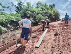 Babinsa Koramil 01/Bkn Ikut Goro Semenisasi Jalan Desa Binaan