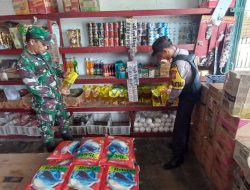 Babinsa Cek Harga Sembako di Warung