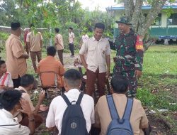 Komsos Dengan Anak Sekolah, Babinsa Koramil 15/Kk Beri Arahan Tentang Kedisiplinan Sejak Dini