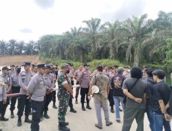 Babinsa Koramil 16/Tapung Bersama Anggota Polsek Tapung Hulu Pantau Serta Amankan Jalannya Demo dan Mediasi