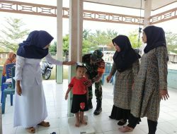 Dampingi Pelaksanaan Posyandu, Babinsa Koramil 16/Tapung Wujudkan Balita Sehat di Desa Binaan