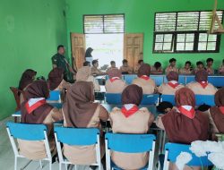 Babinsa Koramil 01/Bkn Memberikan Arahan dan Motivasi Kepada Anak Pramuka Didesa Binaan