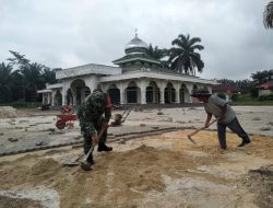 Bersama Warga, Babinsa Koramil 01/Bkn Lanjutkan Goro Pemasangan Paving Blok di Kampung Pancasila