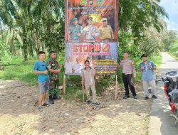 Cegah Karhutla, Babinsa 08/TDN Bersama Bhabinkamtibmas Pasang Spanduk Bahaya Karlahut di Bencah Kesuma