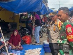 Kompak, Ciptakan Rasa Aman TNI – POLRI Patroli Dipasar Tradisional Kelurahan Ukui