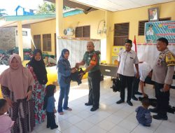 Dukung Program Ketahanan Pangan, Babinsa Koramil 16/Tapung Dampingi Kades Serahkan Bantuan Ayam Kampung