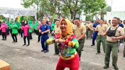 Akrab, Personil TNI -Polri Kompak Melakukan Olah Raga dan Joget Bersama