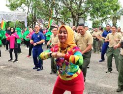 Akrab, Personil TNI -Polri Kompak Melakukan Olah Raga dan Joget Bersama
