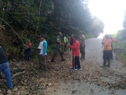 Babinsa Koramil 09/Langgam Ikut Goro Bersihkan Jalan Bersama Warga