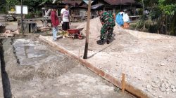 Babinsa Koramil 01/ Bkn Melaksanakan Goro Pembenahan Pasar di Kampung Pancasila Bersama Warga