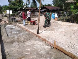 Babinsa Koramil 01/ Bkn Melaksanakan Goro Pembenahan Pasar di Kampung Pancasila Bersama Warga