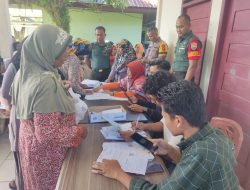 Babinsa Koramil 01/Bkn Monitoring Pembagian, PKH di Kantor Kelurahan Pasir Sialang