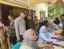 Babinsa dan Bhabinkamtibmas Laksanakan Pengamanan Giat Pembuatan Dokumen Kependudukan