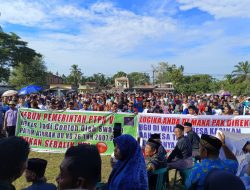 Babinsa Koramil 16/Tapung Bersama Anggota Polsek Tapung Hulu Pantau Aksi Demo Warga Desa Kasikan dan Talang Danto
