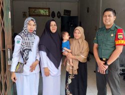 Babinsa Koramil 01/Bkn Bersama Petugas Puskesmas Pantau Perkembangan Anak Stunting