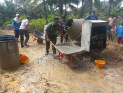 Kompak, Babinsa Goro Bersama Warga Binaan Perbaiki Jalan Desa
