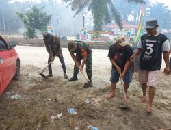 Jalin Kebersamaan, Babinsa Koramil 11/Tambusai Gotong Royong Bantu Warga Bersihkan Parit