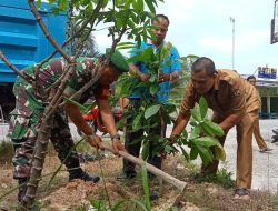 Jaga Kelestarian Alam, Babinsa Koramil 07/Kampar Kodim 0313/KPR Bersama Aparatur Desa Lakukan Penghijauan