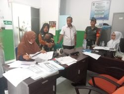 Sertu B Waruwu Babinsa Koramil 01/Bkn Melaksanakan Monitoring Kegiatan KB Kes di Puskesmas Salo
