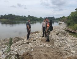 Babinsa Koramil 01/Bkn Bersama Bhabinkamtibmas Pantau Debit Air Sungai