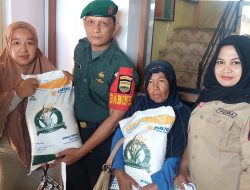 Babinsa Koramil 01/Bkn Bantu Pembagian Sembako Untuk Warga Peserta PKH di Kelurahan Langini