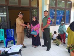 Program Ketahanan Pangan, Babinsa Koramil 16/Tapung Dampingi Pemerintah Desa Serahkan Ayam Kampung Kepada Masyarakat