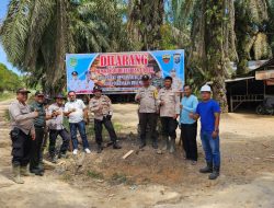 Babinsa Koramil 13/Rokan Bersama Polsek Rokan Pasang Spanduk Stop Membakar Hutan dan Lahan