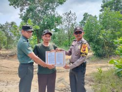 Bentuk Sinergitas, Babinsa Bersama Bhabinkamtibmas Berikan Himbauan Karhutla Kepada Warganya