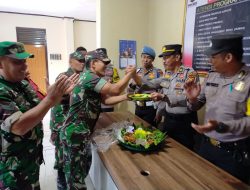 Rayakan HUT Bhayangkara Ke-77, Babinsa Koramil 04/Pkl. Kuras Potong Tumpeng Bersama