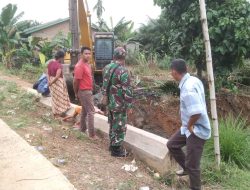 Babinsa Koramil 08/TDN Pantau Normalisasi Aliran Sungai Desa Pematang Tebih