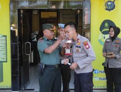 Danramil 01/Bkn Bersama Babinsa Berikan Ucapan Selamat Hari Bhayangkara Ke- 77 di Polsek Bangkinang Kota dan Bangkinang Barat