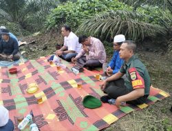 Koptu Taufik Babinsa Koramil 13/Rokan Komsos Dengan Petani Sawit di Desa Binaan
