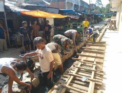 Peduli Kebersihan Lingkungan, Babinsa Koramil 16/Tapung Bersama Warga Bersihkan Pasar LKMD Desa Kasikan