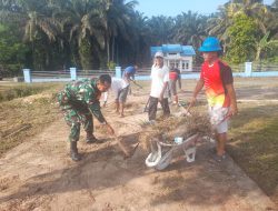 Babinsa Gotong-Royong Bersama Masyarakat Desa Silikuan Hulu