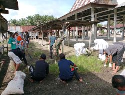 Bersihkan Pasar Tradisional, Bentuk Kepedulian Babinsa Koramil 16/Tapung dan Pemerintah Desa Terhadap Wilayah