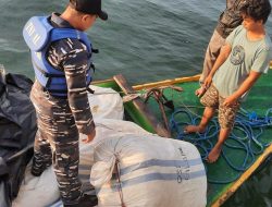 TNI AL BERHASIL GAGALKAN PENYELUNDUPAN PAKAIAN BEKAS ILEGAL DARI MALAYSIA