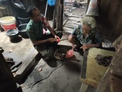 Peduli Dengan Warga, Kopda Richi Hatta Wira Masuk Dapur
