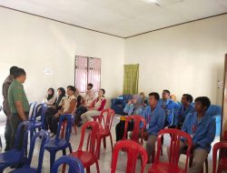 Babinsa dan Bhabinkamtibmas Sambangi Mahasiswa KKN, Minta Mahasiswa Berikan Yang Terbaik Untuk Desa