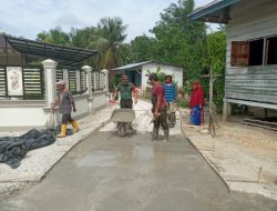 Bersama Warga Sekitar, Babinsa Koramil 07/Kampar Laksanakan Karya Bakti Bersama