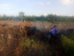 UpayaTerbebas Dari Kebakaran Lahan dan Hutan, Babinsa Koramil 06 Siak Hulu Bersama Warga Bahu Membahu Lakukan Pemadaman