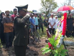 Danramil 01/Bkn Mayor Inf Yuhardi Menjadi Inspektur Upacara Pemakaman Alm Pelda (Purn) Zulkarnain